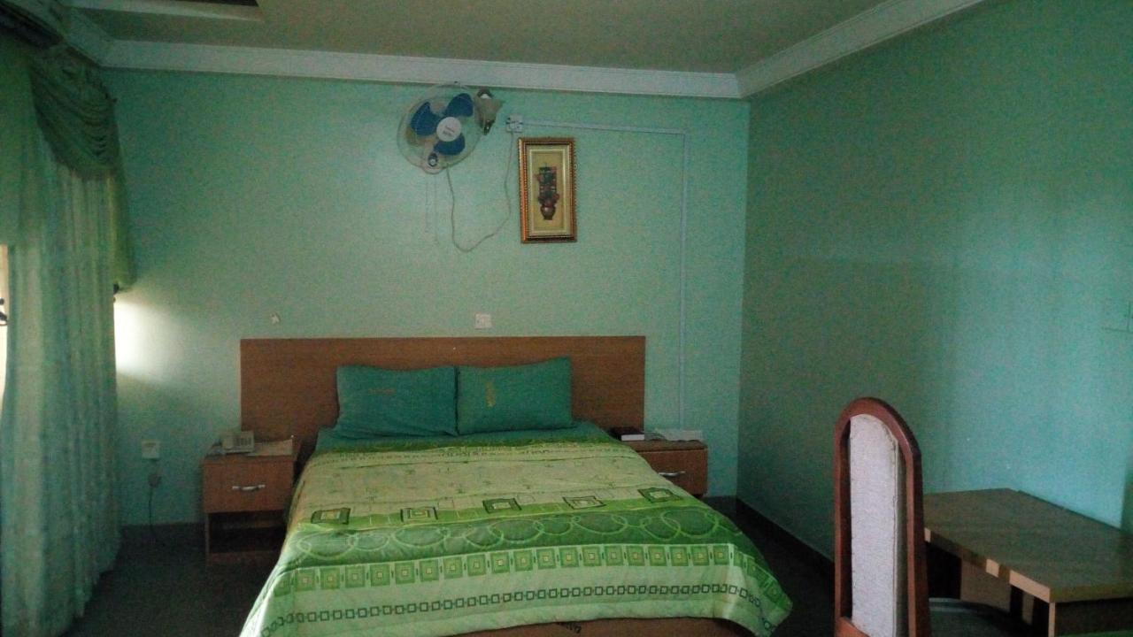 Mataan Hotel And Suites Ибадан Экстерьер фото